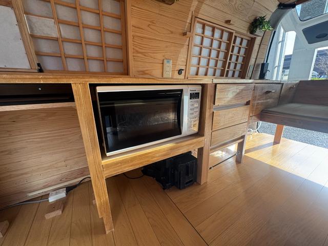 ハイエースワゴン ＧＬ　車中泊仕様　キャンピング　フルセグナビ　電子レンジ　バックカメラ　ＥＴＣ　ベット　換気扇　収納棚　シンク　モデリスタＦスポ　１６アルミ　純正シート有　家庭用電源（ポータブル電源必要）（24枚目）