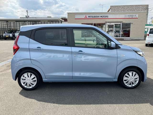 ｅＫワゴン Ｍ　リヤビューモニター付きルームミラー・キー　衝突回避支援ブレーキ　助手席エアバック　運転席エアバック　リヤビューカメラ　パーキングセンサー　ＥＳＣ　キーレスキー　マニュアルエアコン　ベンチシート　ＡＢＳ（7枚目）