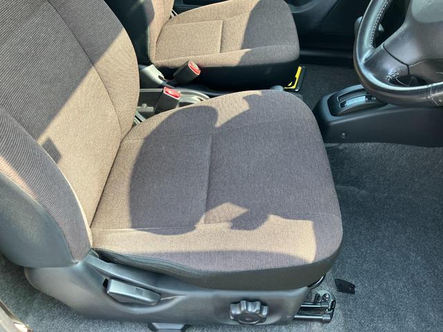 シートのわきを確認できます！たくさん乗る運転席だからしっかりチェックできます。