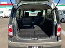 後席シートを倒せば広々スペースが確保出来ます。