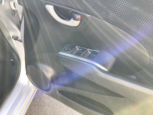 フィット Ｇ・１０ｔｈアニバーサリー　ＥＴＣ　バックカメラ　ＴＶ　スマートキー　電動格納ミラー　ＣＶＴ　盗難防止システム　衝突安全ボディ　ＡＢＳ　ＣＤ　ＵＳＢ　ミュージックプレイヤー接続可　エアコン　パワーステアリング　パワーウィンドウ（33枚目）