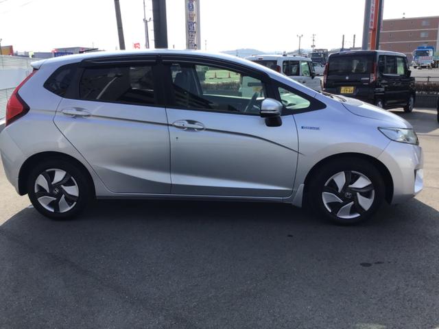 フィットハイブリッド Fパッケージ ハイブリッド ETC バックカメラ ナビ TV オートクルーズコントロール オートライト スマートキー アイドリングストップ 電動格納ミラー AT 盗難防止システム 衝突安全ボディ CD DVD再生(14枚目)