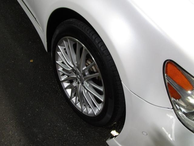 �^�C���ƃA���~�͐�p��܂ŃN���[�j���O���ō��������v�`�w�ŃR�[�e�B���O���܂��B�G���W�����[���͎Ԃ̂��߂ɉߏ�Ȑ��|�͂��Ă���܂���B