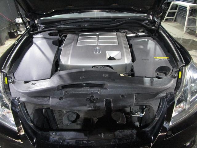 �^�C���ƃA���~�͐�p��܂ŃN���[�j���O���ō��������v�`�w�ŃR�[�e�B���O���܂��B�G���W�����[���͎Ԃ̂��߂ɉߏ�Ȑ��|�͂��Ă���܂���B