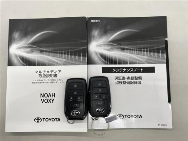 ノア ハイブリッドＳ－Ｚ　保証書／ディスプレイオーディオ＋ナビ１０．５インチ／フリップダウンモニター　純正　１３．２インチ／トヨタセーフティセンス／両側電動スライドドア／シートヒーター　前席　衝突被害軽減システム　バックカメラ（35枚目）
