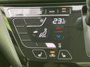 温度や風量を調整し、快適な車内空間を実現。操作も簡単で、すぐに好みの温度に設定できます。デュアルコントロールで、より快適に。