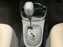 スムーズなシフトチェンジが可能なシフトレバー。運転の楽しさを高め、快適なドライブをサポートします。