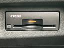 高速道路の料金所をスムーズに通過できるETC車載器を搭載。ETCカードを挿入するだけで、キャッシュレス決済が可能です。