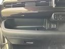 空調操作部周りです。シンプルで分かりやすい操作性で、運転に集中できます。快適なドライブ空間を演出します。