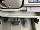 足元を広々と使える空間設計。ペダル操作もスムーズに行えます。運転姿勢をサポートし、長距離運転でも疲れにくいでしょう。
