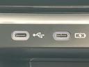 スマートフォンやタブレットの充電に便利なUSBポートが装備されています。旅先やちょっとした外出の際にも、モバイル機器を充電できます。