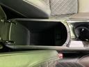 センターコンソールの収納スペースは、スマートフォンやモバイルアクセサリーなどを収納するのに最適です。車内での利便性を高めます。
