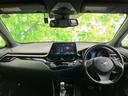 広々とした視界を確保する運転席周り。操作系の配置も見やすく、スムーズなドライブをサポートしてくれるでしょう。