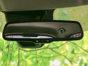 ルームミラー一体型の機能は、ドライブ中の安全性を高めます。夜間走行時の眩しさ軽減など、快適な運転をサポートする装備です。