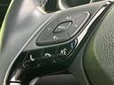 ステアリング操作を快適にする多機能スイッチ。指先でスムーズな操作を実現し、安全運転をサポートします。オーディオ操作やハンズフリー通話も簡単に行えます。