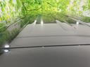 広々とした空間を確保するルーフは、開放感に満ち溢れています。高い積載性も魅力で、アウトドアレジャーにも最適です。快適な空間を演出。