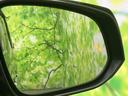 ドアミラーの鏡面は周囲の景色を映し、後方や側方を確認する際に目を向けやすい位置にあります。枠もすっきりとしており、日常の運転を支えます。