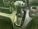 スムーズなシフトチェンジを実現するシフトレバー。運転の楽しさをさらに高めます。操作感にもこだわり、快適なドライブをサポートします。