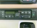 温度や風量、吹き出しモードをまとめて調整でき、AUTOや前後の曇り取りも選べる操作部です。シートヒーターのスイッチも並び、季節や天候に合わせて使い分けできます。