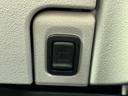 内装パネルに設けられたフックは、耐荷重の表示が添えられた実用的な装備です。小物を掛けておきたい場面に役立ち、車内の整理にも活用できます。