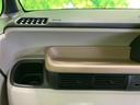 助手席前には複数の収納場所がまとまり、同乗者が使う小物を分けて置きやすい構成です。落ち着いた色合いの内装と一体感のある、実用的な空間です。