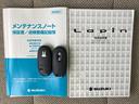 取扱説明書とメンテナンスノートがそろい、各種操作や点検記録を確認する際に役立ちます。納車後に使い方を調べたいときや、整備内容を振り返りたいときにも頼りになる付属書類です。