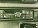 温度設定や送風、風向きなどの操作部が見やすくまとまり、車内環境を調整しやすい配置です。前後の曇り取りやシートヒーターのスイッチも備わり、季節や天候に応じて活用できます。