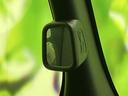窓の近くに小型のミラーを備えた配置で、車内から確認しやすい位置に設けられています。周囲の内装と調和する控えめな形状もポイント。用途に合わせて便利にお使いいただけます。