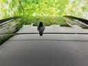 フラットな面を基調としたルーフに、左右のルーフレールと中央後方のアンテナを備えています。車体上部をすっきりとまとめ、端正なシルエットを形づくっています。
