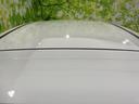 白いボディに自然になじむルーフは、車体全体をすっきりとした印象にまとめています。なだらかな輪郭が前後へ続き、側面から見た際にも一体感のある落ち着いた佇まいを感じられます。