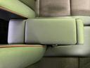 シート脇にアームレストを備え、乗車中に腕を置いてくつろぎやすい車内空間です。座席まわりは落ち着いた配色でまとまり、日常の移動でも同乗者が自然な姿勢で過ごせます。