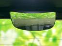 後方を確認しやすい位置に設けられたミラーが、運転中の視線移動を抑えやすいレイアウトです。周囲の景色も映り込み、車内からの見通しを確保しやすい印象です。