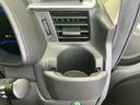 運転席まわりにカップホルダーが配置され、飲み物を手元に置けるつくりです。上部の吹き出し口や周囲のパネルと一体感があり、使いやすい位置にまとまっています。
