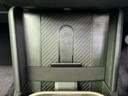 斜めのラインを配したパネルに、中央のスペースと固定用バンドを備えた構成です。小物をまとめて置きやすく、前席まわりをすっきり使いたい方にも便利な設えとなっています。