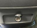 シートにしっかりと固定できる便利なフックが備わっています。荷物をぶら下げて、車内空間を有効活用できます。