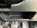 運転席下部には小物を置けるオープントレーを備えています。足元に近い位置で使いやすく、車内で手元に置いておきたい品の収納場所として重宝します。