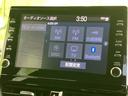 画面にはラジオやディスク、テレビ、Bluetoothなどの選択肢が並び、使いたい音源を見つけやすい表示です。周囲のボタンとダイヤルもまとまり、日常の操作に便利です。