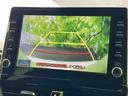 後方の映像にガイド線が表示され、駐車時に周囲との距離感を確認しやすい仕様です。目視での確認と合わせて、車庫入れをサポートします。