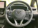 手元に複数のスイッチを備え、運転姿勢を大きく変えずに各種操作へ移りやすい仕様です。握りやすさにも配慮された形状で日常使いに便利です。