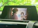 停車中に映像やテレビを視聴でき、待ち時間も車内で過ごしやすくなります。画面が見やすい位置にあり、操作メニューもまとめて確認できるので、日常のさまざまな場面で便利です。