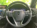 手元にスイッチが配置され、運転姿勢を大きく変えずに各種操作へアクセスしやすい仕様です。メーターを確認しながら扱いやすく、日々の運転を支える便利な装備として活躍します。