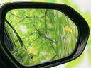周囲の景色を広く映し込む鏡面と、落ち着いた黒い縁取りが印象的です。車内から視線を向けやすい位置に収まり、後方の様子を確認する際にも役立つ見やすい配置となっています。