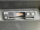 ＥＴＣ車載器を備え、高速道路などの料金所をＥＴＣで通過する際に活用できます。音量や案内に関するボタンも備わり、利用時に必要な情報を確認しやすい便利な装備です。