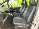 前席はシートの輪郭に沿った落ち着いた配色で、運転席から助手席まで一体感のある室内です。前方の視界が広く、隣の方との会話もしやすい配置。座面や背もたれの形状にも、ゆったりと座れる印象があります。