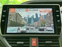 テレビ番組を画面で視聴でき、停車中の休憩時間などに映像を楽しめます。画面には番組情報も表示され、車内で過ごすひとときに活用できる装備として、日常の幅を広げてくれます。