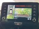 後方の映像に加えて車両周辺の表示も確認でき、駐車時の状況把握をサポートします。画面のガイドを目安に、周囲を確認しながら慎重に操作できます。