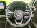 手元にオーディオなどのスイッチがまとまり、運転姿勢を保ちながら操作しやすい配置です。握りやすい形状で、日々の運転を便利にサポートしてくれます。