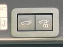 図柄付きのボタンが並ぶパネルで、隣り合う表示を見分けやすい配置です。運転席から目に入りやすい場所にまとまり、必要なときに確認しやすい印象です。