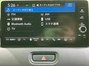 画面にはFM・AMやテレビ、USB、Bluetooth Audioなどの選択肢が並び、利用したい項目を見つけやすい表示です。画面脇にも操作部がまとまり、日常の移動で活用しやすい装備です。