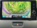 後方の映像に加え、画面上には目安となるガイド線も表示されます。駐車時に周囲の状況を確認する際に役立ち、車庫入れや切り返しの場面で後方確認をサポートしてくれる装備です。